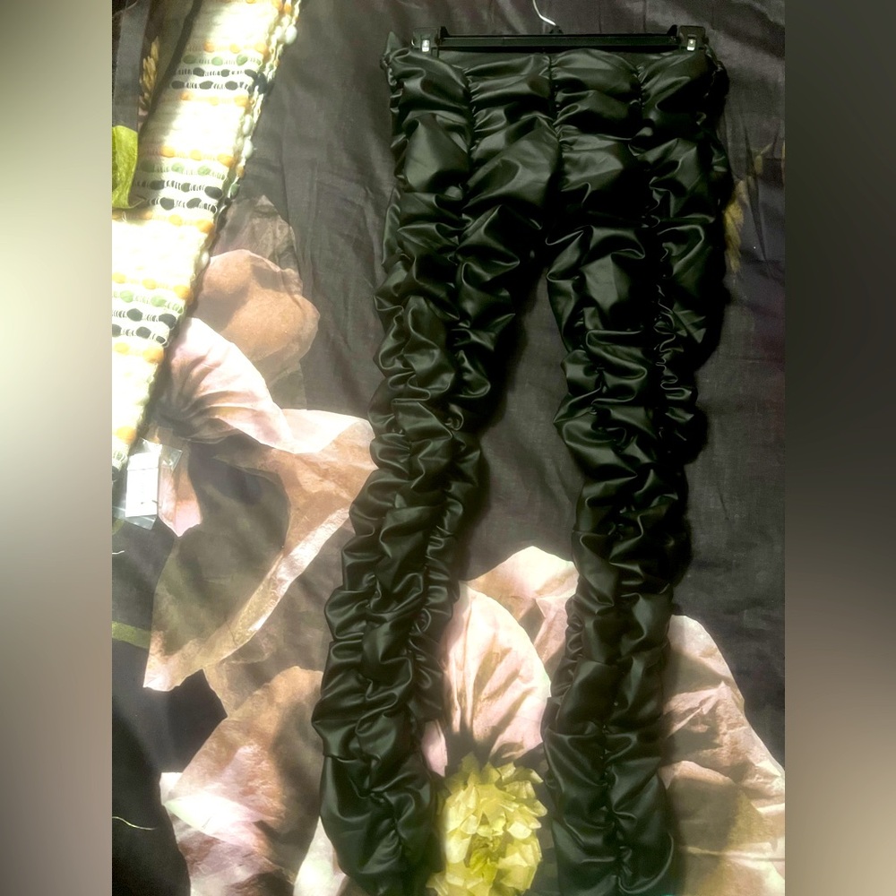 Black scrunched pants